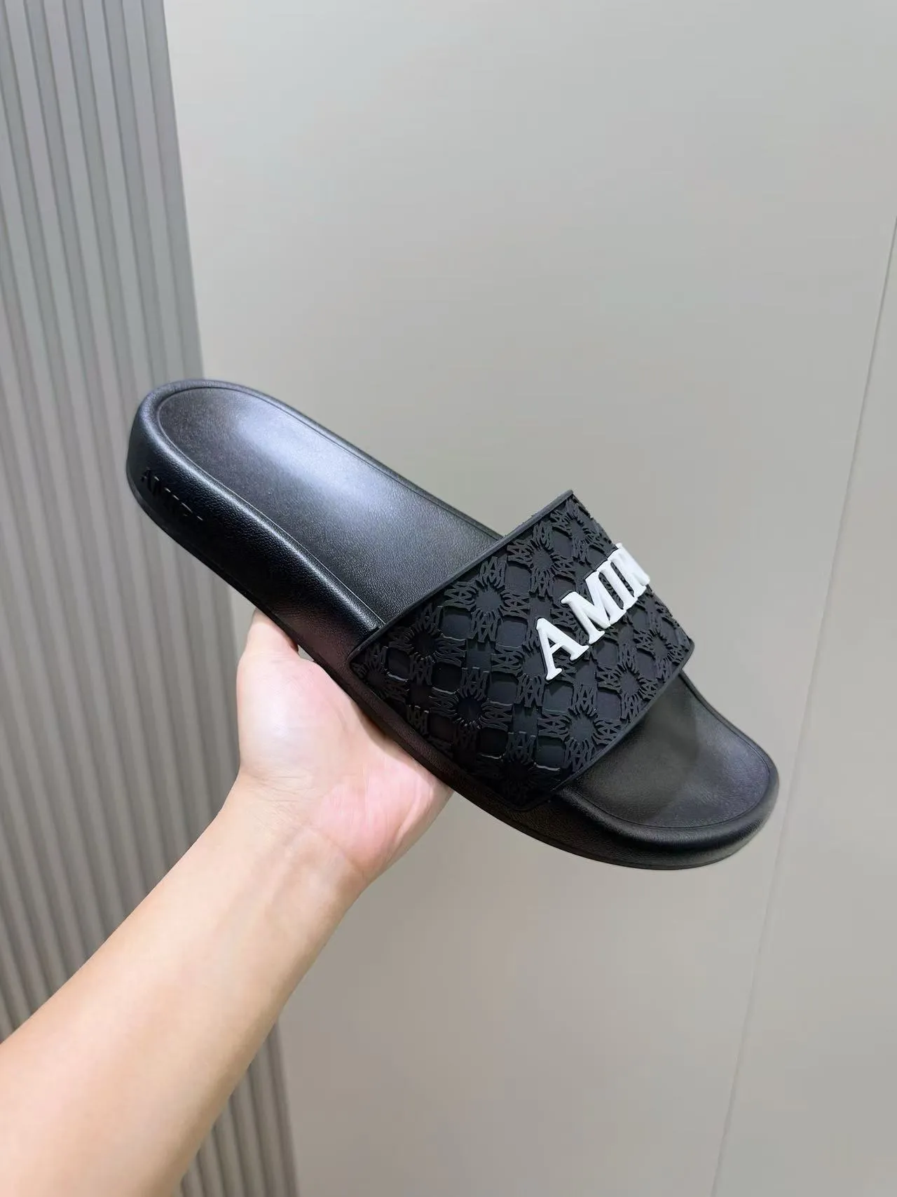 [AMIRI* Emil] P: 300💰 Size: 39-45 Official website new original 1:1 AMIRI* Emil classic men's slippers, high-end boutique, original material, TPU upper, foam bottom, fine workmanship, casual, loose and comfortable, a must-have in summer.